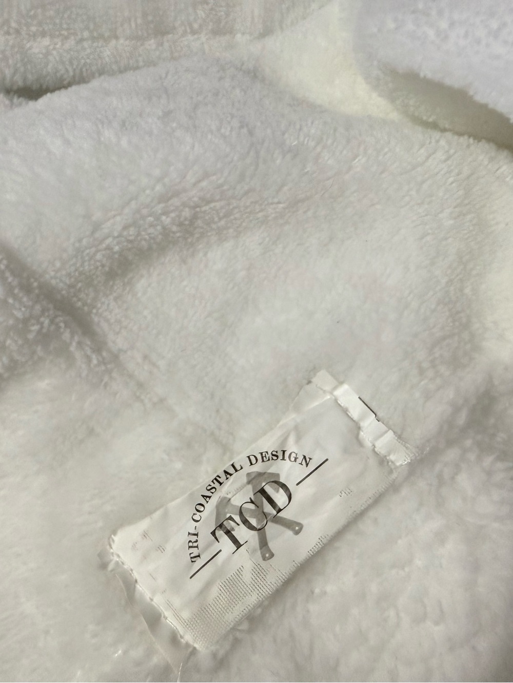 ✨Tri-Coastal Design White Robe✨ - Picture 6 of 6